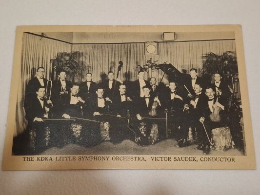 dobová pohlednice s orchestrem KDKA