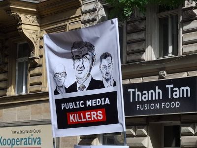 protest při konání pietního aktu
